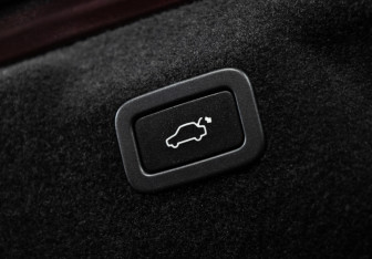 Подержанный автомобиль Jaguar XE 2015 года (15 фото)