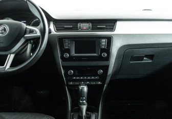 Подержанный автомобиль Skoda Rapid Liftback 2016 года (14 фото)