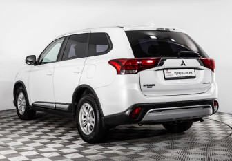 Подержанный автомобиль Mitsubishi Outlander 2018 года (7 фото)