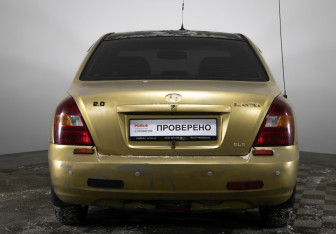 Подержанный автомобиль Hyundai Elantra Sedan 2000 года (6 фото)