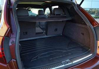 Подержанный автомобиль Porsche Cayenne 2012 года (36 фото)