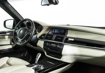 Подержанный автомобиль BMW X5 2010 года (9 фото)