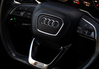 Подержанный автомобиль Audi Q7 2015 года (12 фото)