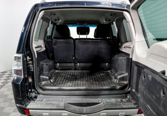 Подержанный автомобиль Mitsubishi Pajero 2011 года (20 фото)