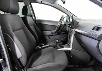 Подержанный автомобиль Opel Astra Sedan 2011 года (21 фото)