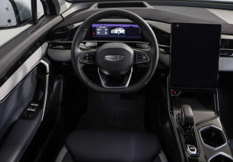 Подержанный автомобиль Geely Atlas 2024 года (10 фото)