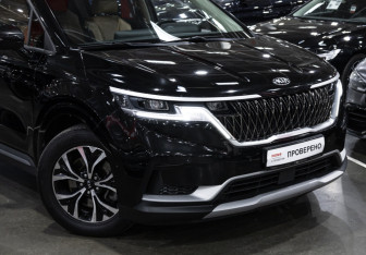 Подержанный автомобиль Kia Carnival 2021 года (7 фото)