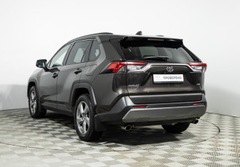 Подержанный автомобиль Toyota RAV4 2021 года (7 фото)