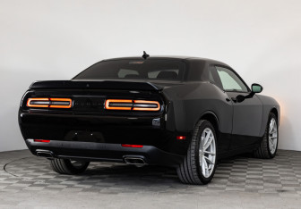 Подержанный автомобиль Dodge Challenger 2020 года (8 фото)