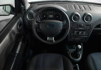 Подержанный автомобиль Ford Fusion 2007 года (10 фото)