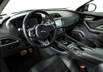 Подержанный автомобиль Jaguar F-Pace 2016 года (11 фото)