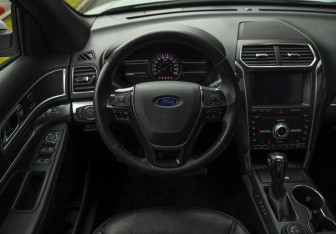 Подержанный автомобиль Ford Explorer 2019 года (12 фото)