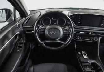 Подержанный автомобиль Hyundai Sonata 2021 года (11 фото)