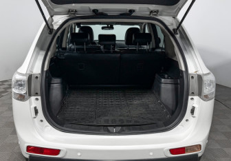 Подержанный автомобиль Mitsubishi Outlander 2014 года (13 фото)