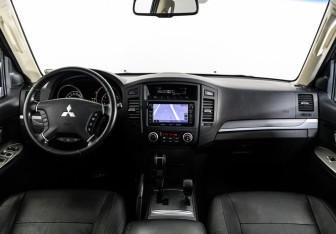 Подержанный автомобиль Mitsubishi Pajero 2014 года (10 фото)