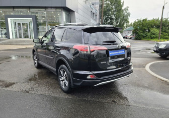 Подержанный автомобиль Toyota RAV4 2016 года (6 фото)