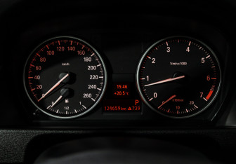 Подержанный автомобиль BMW X1 2013 года (12 фото)