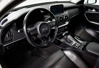 Подержанный автомобиль Kia Stinger 2018 года (9 фото)