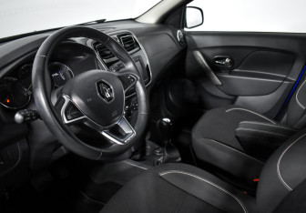 Подержанный автомобиль Renault Sandero 2018 года (9 фото)