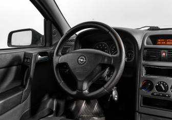 Подержанный автомобиль Opel Astra Sedan 2002 года (14 фото)