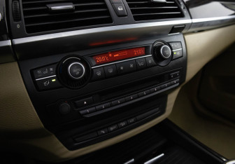 Подержанный автомобиль BMW X5 2013 года (14 фото)