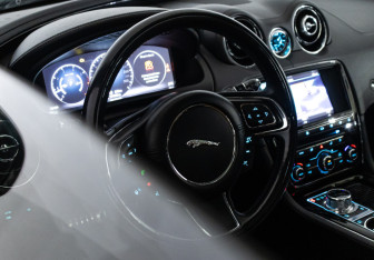 Подержанный автомобиль Jaguar XJ 2016 года (130 фото)