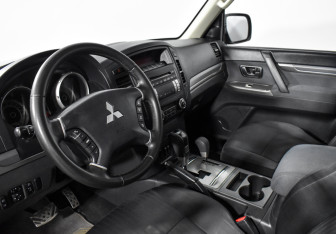 Подержанный автомобиль Mitsubishi Pajero 2013 года (16 фото)