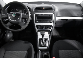 Подержанный автомобиль Skoda Octavia Liftback 2011 года (14 фото)