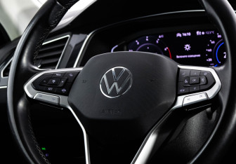 Подержанный автомобиль Volkswagen Tiguan 2021 года (13 фото)