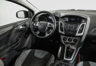 Подержанный автомобиль Ford Focus Hatchback 2012 года (9 фото)