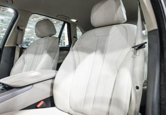 Подержанный автомобиль BMW X5 2015 года (14 фото)
