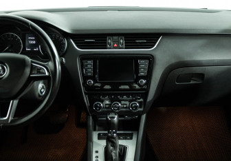 Подержанный автомобиль Skoda Octavia Liftback 2016 года (14 фото)