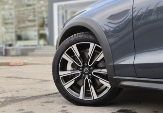 Подержанный автомобиль Volvo V60 Cross Country 2023 года (10 фото)
