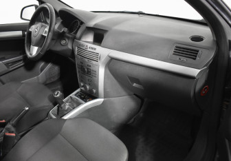 Подержанный автомобиль Opel Astra Sedan 2012 года (12 фото)