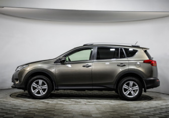 Подержанный автомобиль Toyota RAV4 2013 года (8 фото)