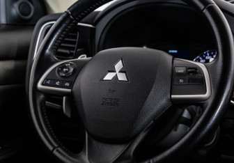 Подержанный автомобиль Mitsubishi Outlander 2014 года (11 фото)