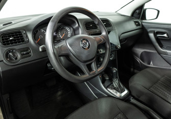 Подержанный автомобиль Volkswagen Polo Sedan 2017 года (11 фото)
