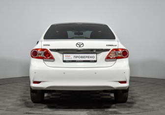 Подержанный автомобиль Toyota Corolla Sedan 2012 года (6 фото)