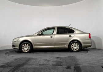 Подержанный автомобиль Skoda Octavia Liftback 2011 года (8 фото)