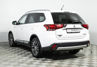 Подержанный автомобиль Mitsubishi Outlander 2015 года (7 фото)