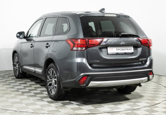 Подержанный автомобиль Mitsubishi Outlander 2017 года (7 фото)