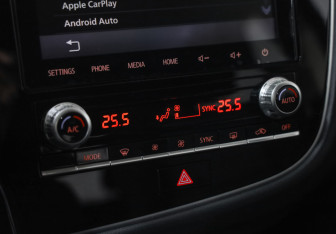 Подержанный автомобиль Mitsubishi Outlander 2020 года (14 фото)