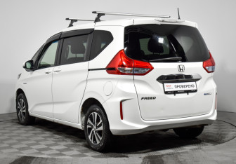 Подержанный автомобиль Honda Freed 2016 года (7 фото)
