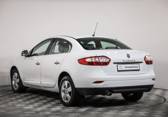 Подержанный автомобиль Renault Fluence 2010 года (7 фото)
