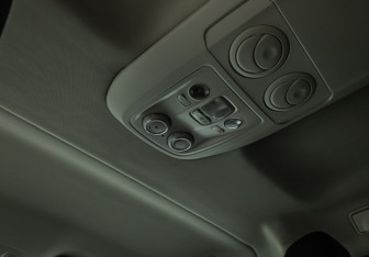 Подержанный автомобиль Peugeot Traveller 2021 года (18 фото)