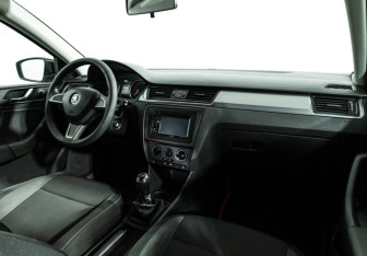 Подержанный автомобиль Skoda Rapid Liftback 2014 года (9 фото)