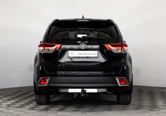 Подержанный автомобиль Toyota Highlander 2018 года (8 фото)