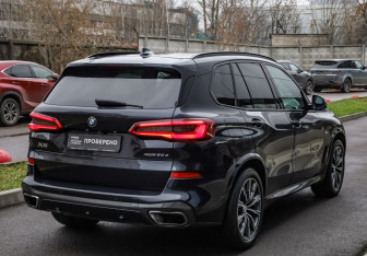 Подержанный автомобиль BMW X5 2019 года (6 фото)
