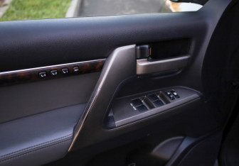 Подержанный автомобиль Toyota Land Cruiser Suv 2008 года (20 фото)