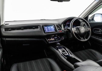 Подержанный автомобиль Honda Vezel 2014 года (11 фото)